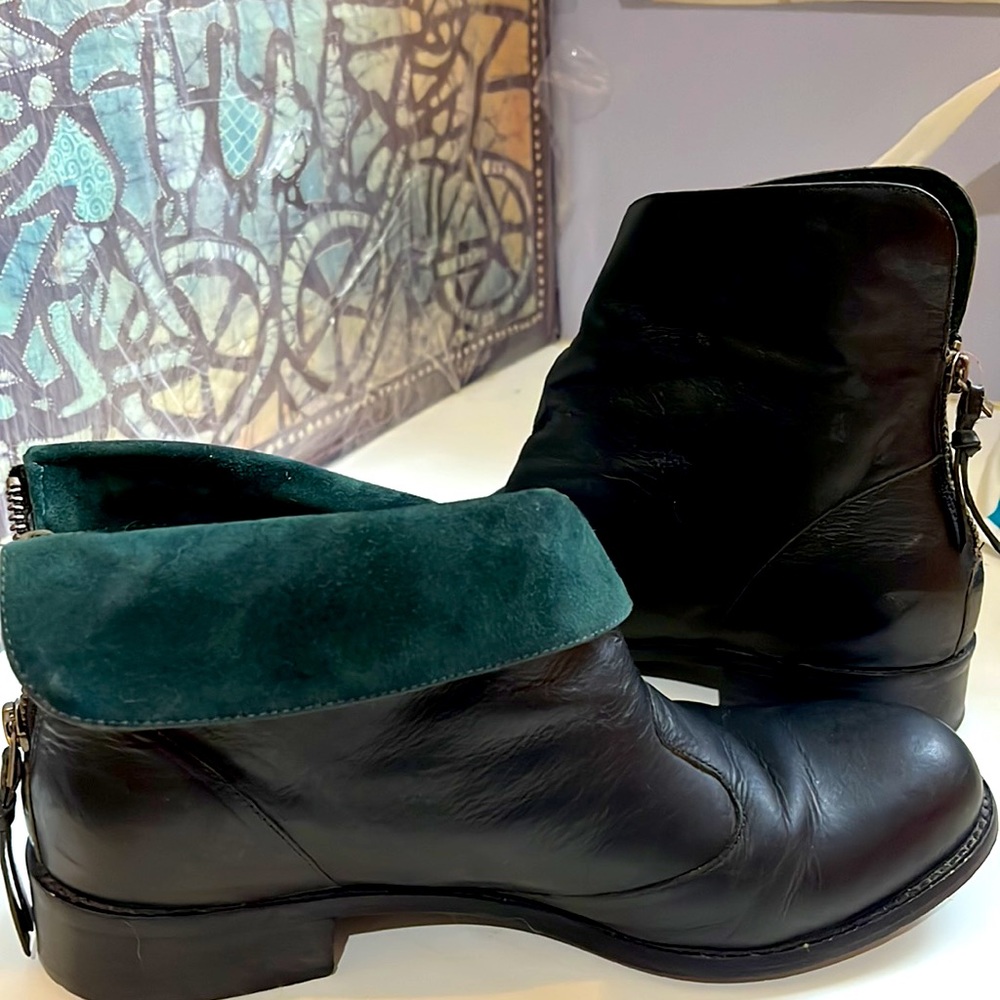 Black leather ankle boots, with suede rim